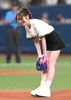 始球式を務める、ライバーのすず＝京セラドーム（撮影・高部洋祐）