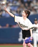 始球式を務める、ライバーのすず＝京セラドーム（撮影・高部洋祐）