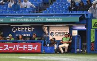 ベンチで試合再開を待つ池山監督（右端）らヤクルトナイン（撮影・開出牧）