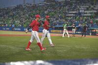 １回、雷雲接近のため試合が中断しベンチへ引き揚げる小園（手前）ら広島ナイン（撮影・開出牧）