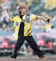 ファーストピッチで投げる山本彩（撮影・田中太一）