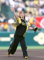 ファーストピッチセレモニーを務める山本彩（撮影・立川洋一郎）