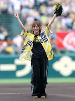 ファーストピッチセレモニーを務め笑顔を見せる山本彩（撮影・立川洋一郎）