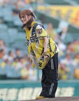 ファーストピッチセレモニーを終えスタンドに一礼する山本彩（撮影・西田忠信）