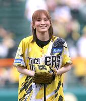 ファーストピッチセレモニーを務める山本彩（撮影・立川洋一郎）