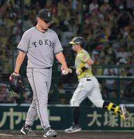６回、佐藤輝（右）に先制ソロを浴びた小笠原（撮影・西田忠信）