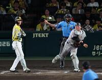 ８回、山瀬は盗塁を狙った熊谷をアウトにする（撮影・山口登）