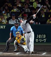 ６回、中前打を放つダルベック（撮影・山口登）