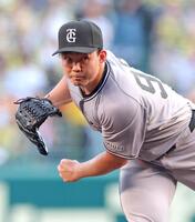 阪神打線を相手に力投する小笠原（撮影・立川洋一郎）