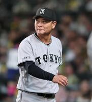 ８回、投手交代を告げベンチへ戻る橋上監督代行（撮影・田中太一）