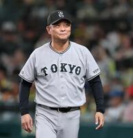 ８回、投手交代を告げベンチへ戻る橋上監督代行（撮影・田中太一）