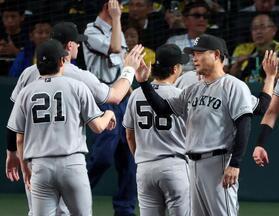 阪神に連勝しナインを迎える橋上秀樹監督代行（撮影・山口登）