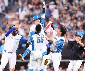 　９回、サヨナラ二塁打を放ち、ナインから手荒く祝福される奈良間（中央）＝撮影・中島達哉