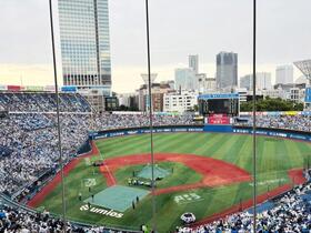 マウンドとホームにシートが敷かれる横浜スタジアム