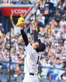 ９回１失点完投で優勝を決めバンザイする横浜・織田（撮影・園田高夫）