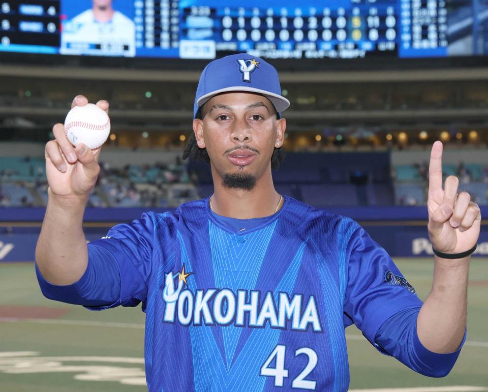 　来日初勝利を挙げポーズをとるビド