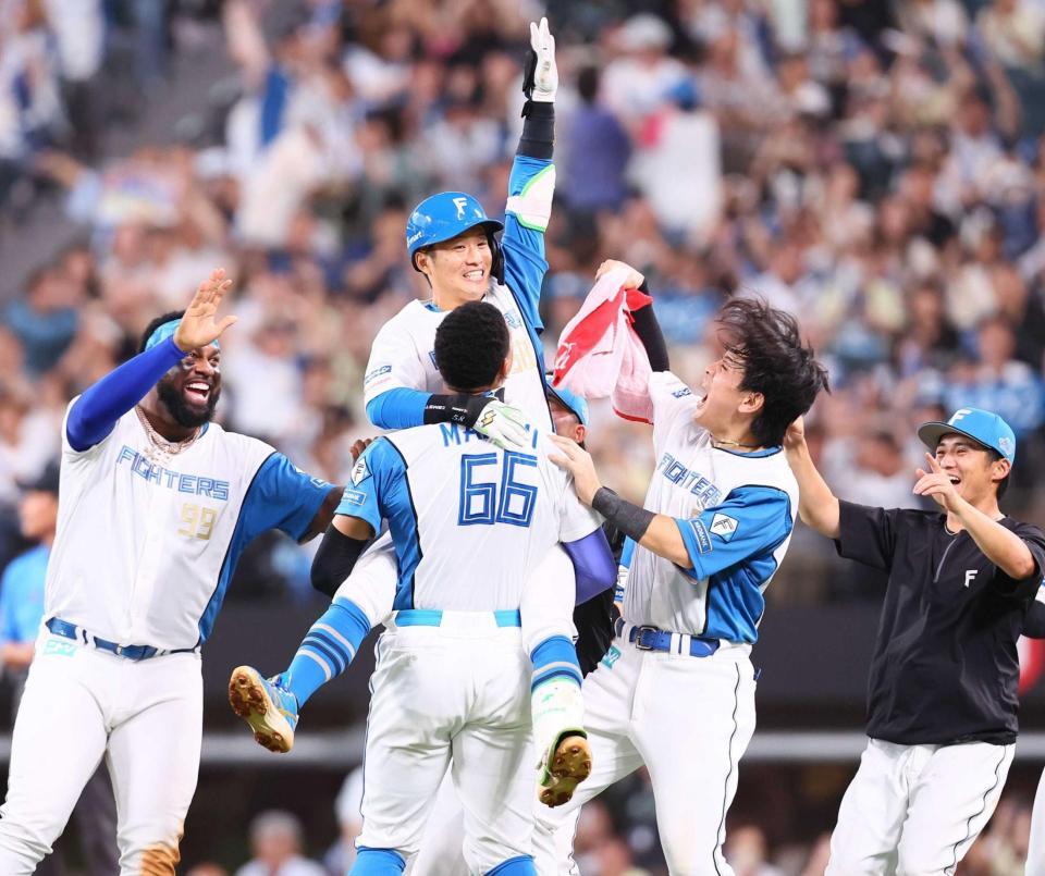 　９回、サヨナラ二塁打を放ち、ナインから手荒く祝福される奈良間（中央）＝撮影・中島達哉