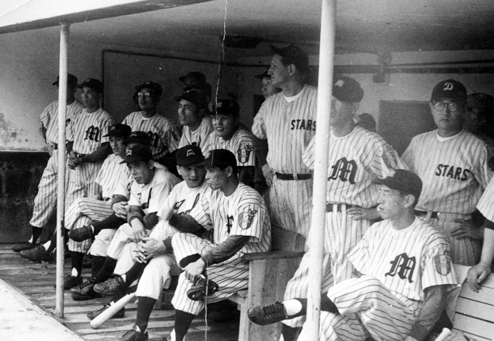 　オールスター戦のベンチで応援するスタルヒン（右から４人目）ら＝１９５２年