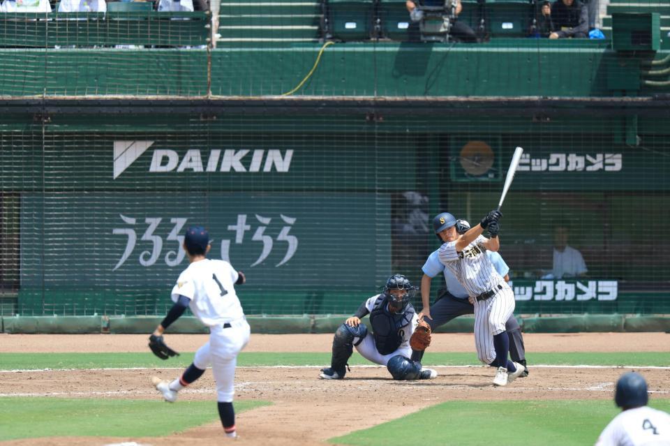 ５回、米田が先制適時打を放つ