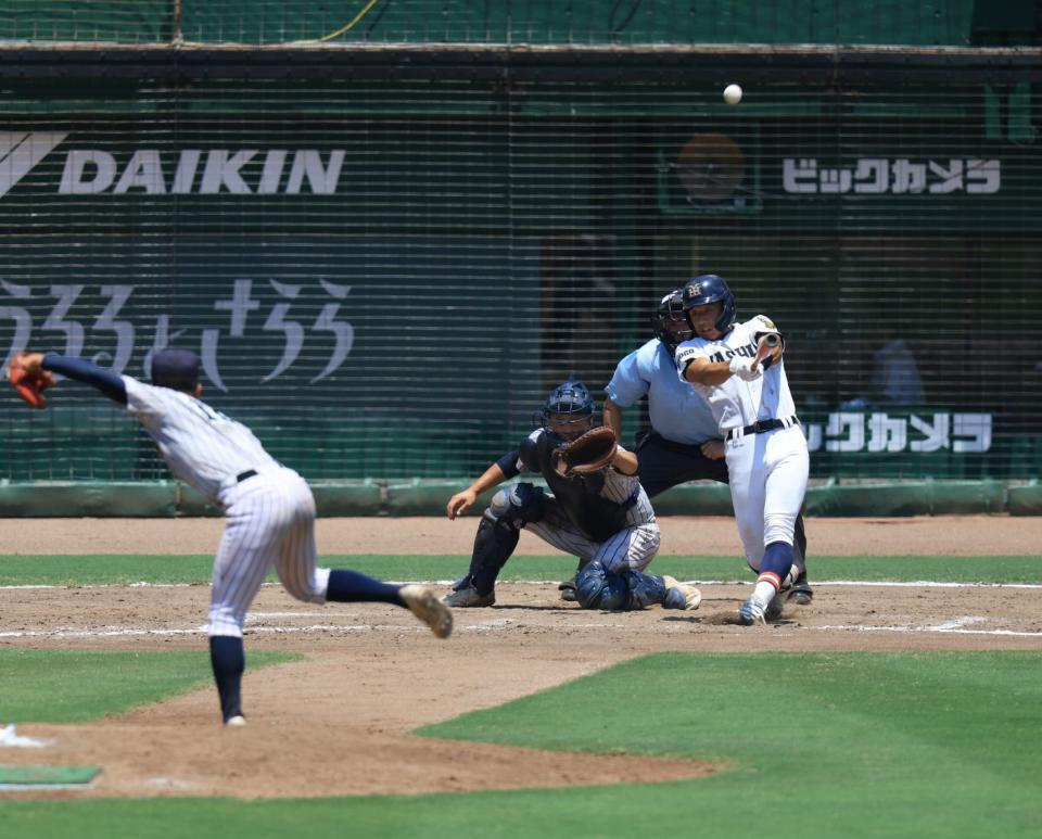 ８回、小倉がホームランを放つ。２-３と勝ち越す