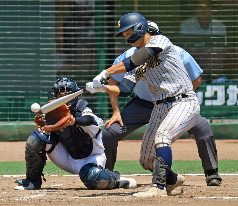 ７回、大塚が中前適時打を放ち、２-１と勝ち越す