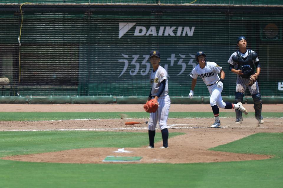 ８回、小倉がホームランを放つ。２-３と勝ち越す