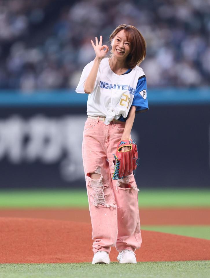 ファーストピッチセレモニーで投球し、笑顔を見せる鈴木亜美（撮影・中島達哉）