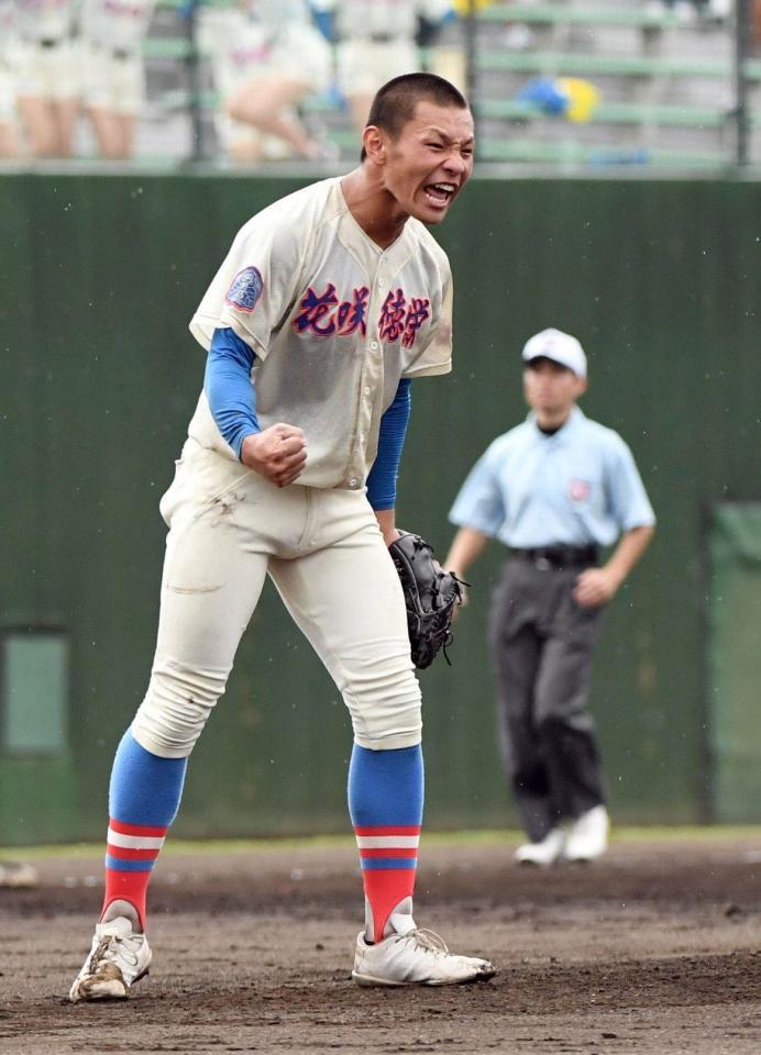 ３失点完投で夏の甲子園出場を決め、雄叫びを上げる花咲徳栄・黒川（撮影・佐藤厚）