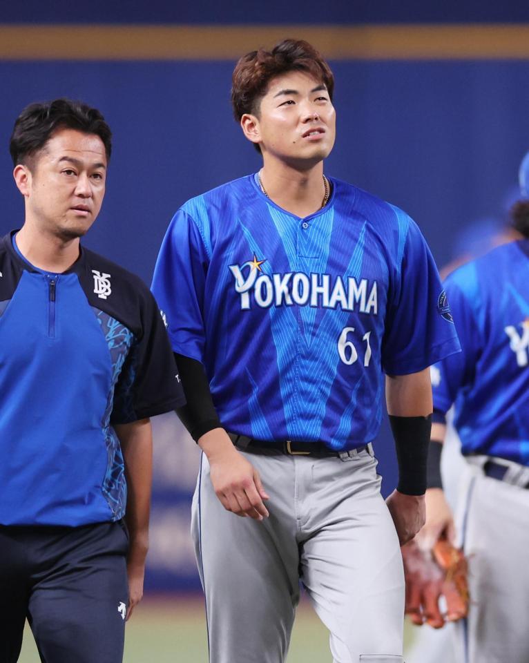 ８回、トレーナーに付き添われベンチへ戻る蝦名（右）