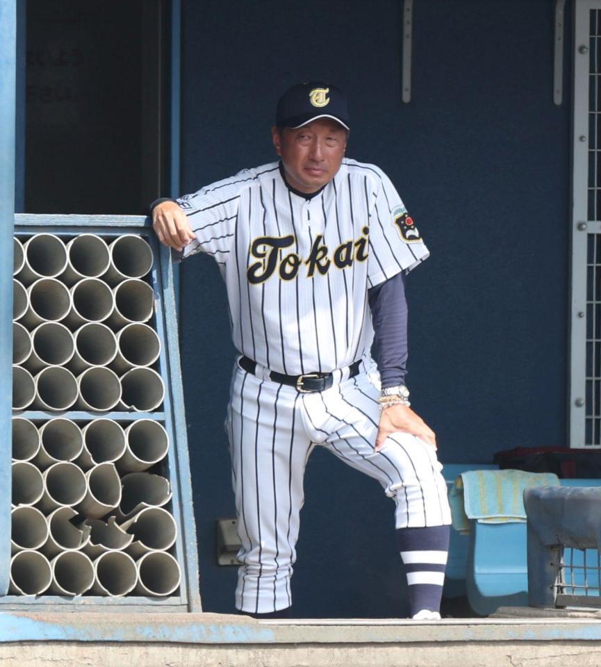 ５回、戦況を見つめる東海大大阪仰星・上林健監督（撮影・中田匡峻）