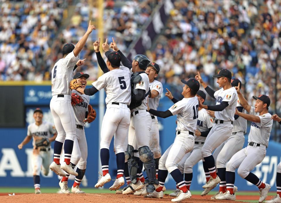 甲子園出場を決め喜ぶ横浜ナイン