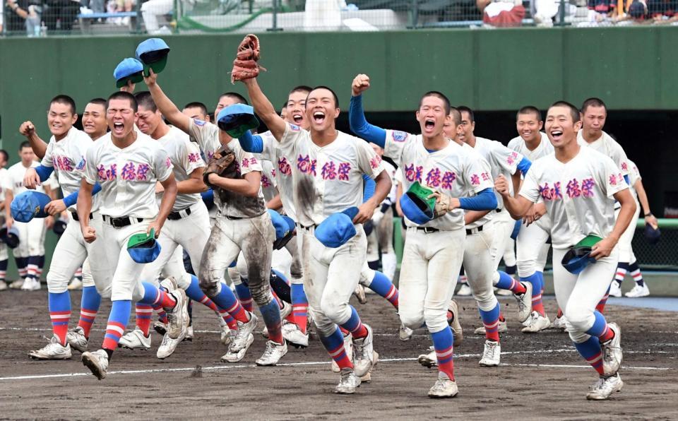 ２年ぶり夏の甲子園出場を決め、応援席に向かって駆け出す花咲徳栄ナイン（撮影・佐藤厚）
