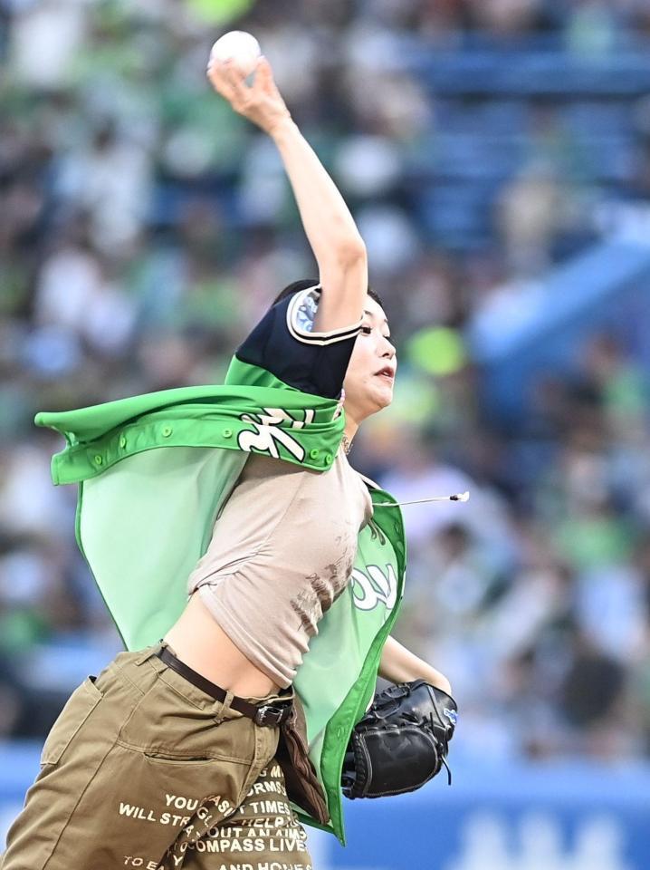 始球式を務めるガールズグループのＭＥ：ＩのＭＯＭＯＮＡ＝神宮球場（撮影・開出牧）