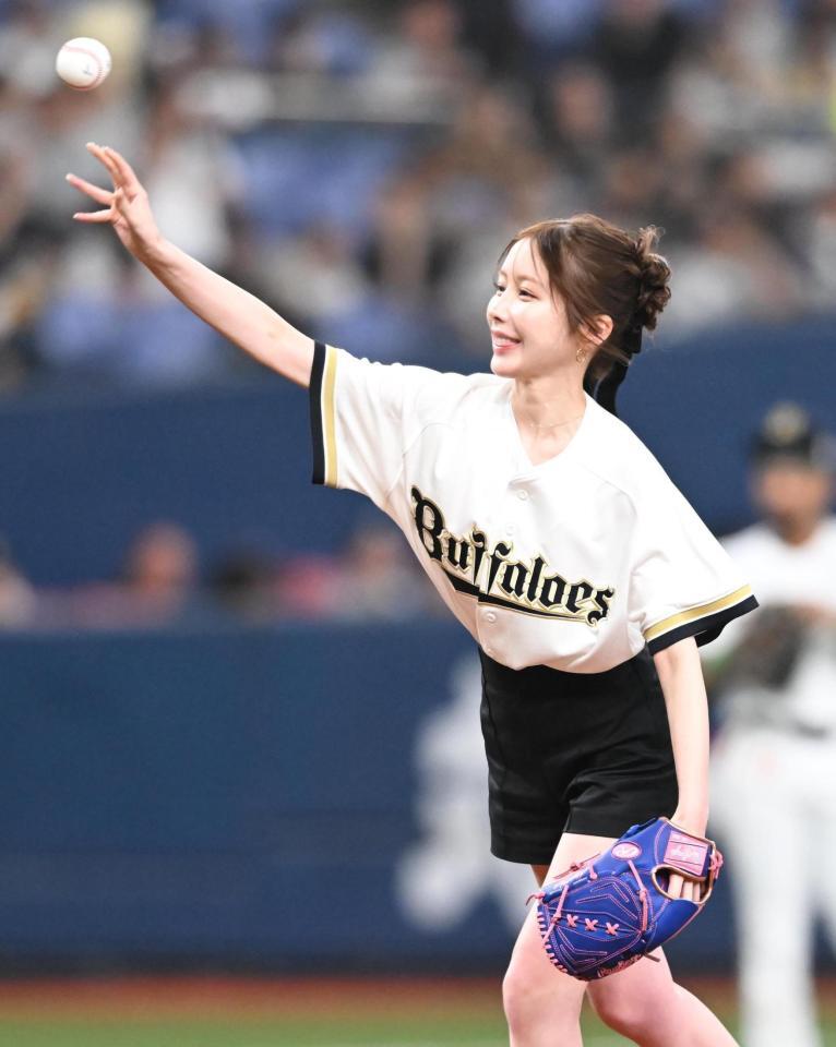 始球式を務める、ライバーのすず＝京セラドーム（撮影・高部洋祐）