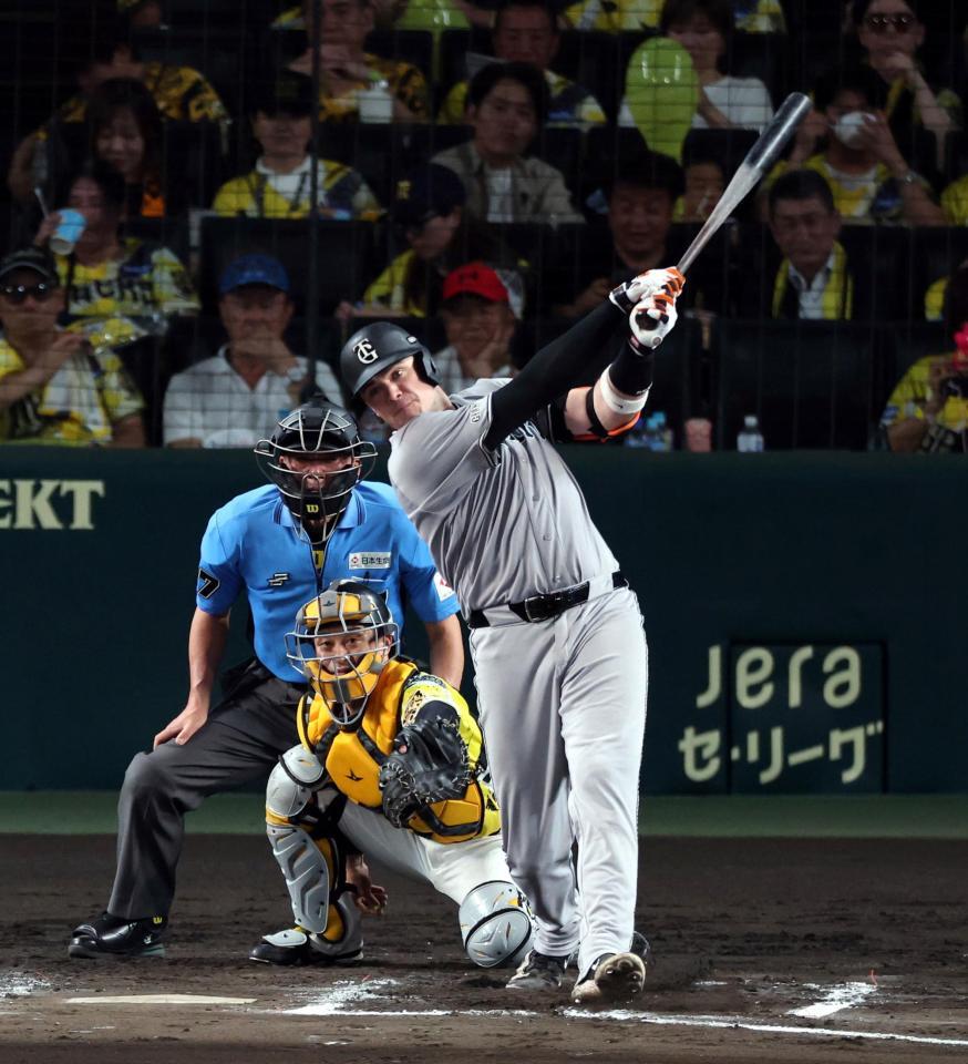 ６回、中前打を放つダルベック（撮影・山口登）