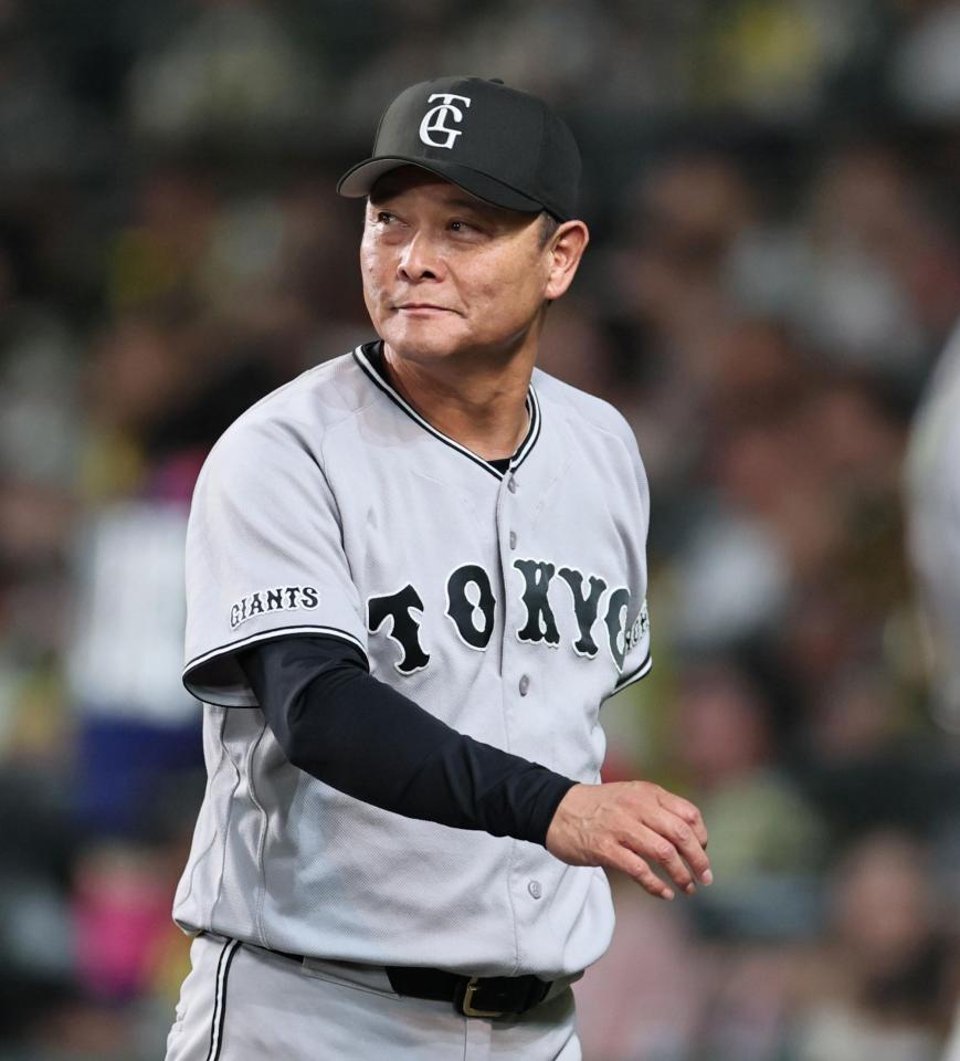 ８回、投手交代を告げベンチへ戻る橋上監督代行（撮影・田中太一）