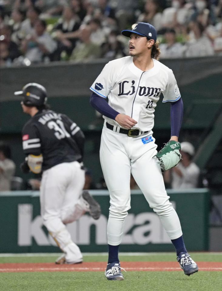 　５回、ソフトバンク・正木（奥）に先制犠飛を許した高橋光