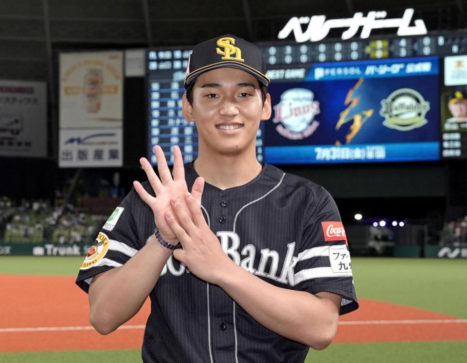 　８勝目を挙げ、ポーズをとる前田悠