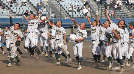 　東海大大阪仰星にサヨナラ勝ちし、喜びを爆発させる箕面学園ナイン（撮影・中田匡峻）