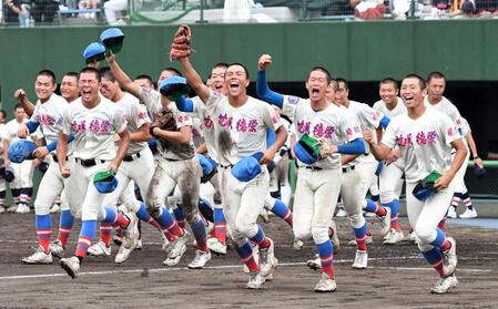 　２年ぶり甲子園出場を決め、応援席に向かって駆け出す花咲徳栄ナイン（撮影・佐藤厚）