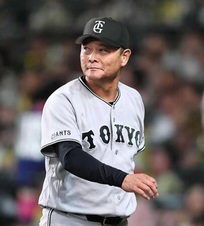 　８回、投手交代を告げベンチへ戻る橋上監督代行（撮影・田中太一）