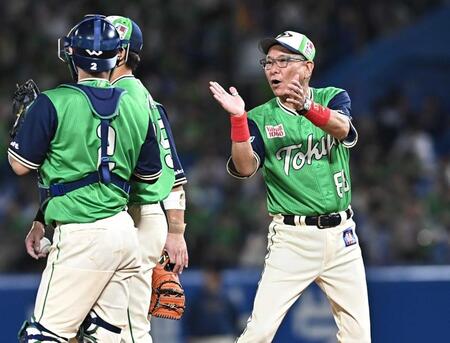 　９回、自らマウンドへ出向き、選手を激励する池山監督（撮影・開出牧）