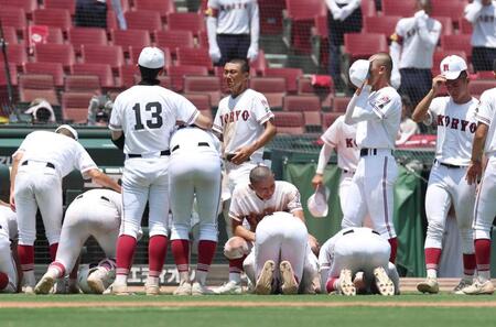 　準決勝で敗れ、ベンチ前で涙を流す広陵ナイン