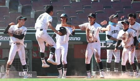 ８回、岩本大輝が勝ち越しとなる適時打を放ち、喜ぶ福山ナイン（撮影・北村雅宏）