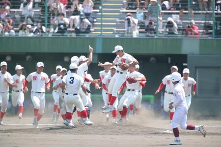 甲子園出場を決め喜ぶ智弁和歌山ナイン（撮影・坂部計介）