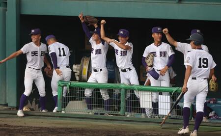 １回、関村偉千陽の適時二塁打に盛り上がる天理ナイン（撮影・中田匡峻）