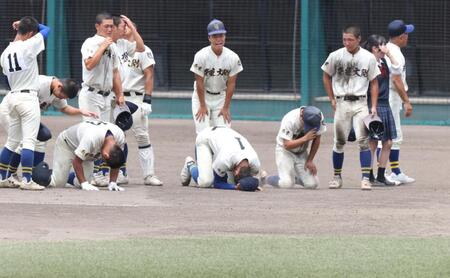 天理に敗れ、泣き崩れる奈良大付・新城楓雅（１）ら奈良大付ナイン（撮影・中田匡峻）