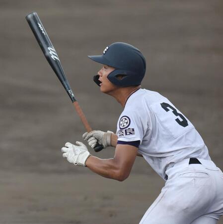 １回、適時二塁打を放つ天理・関村偉千陽（撮影・中田匡峻）
