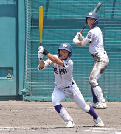 ７回、２点適時打を放つ天理・永井仁之丞（撮影・中田匡峻）