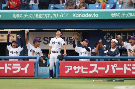 １回、鈴木将生の適時打で盛り上がる関東第一ベンチ（撮影・金田祐二）